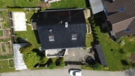 Luftansicht - Attraktives Einfamilienhaus mit Pool in naturnaher Lage!