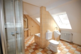 Badezimmer (2) - Helle Dachgeschosswohnung in zentraler Lage!