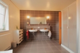 Badezimmer (2) - Charmantes Einfamilienhaus mit großzügigem Garten – ideal für Familien!