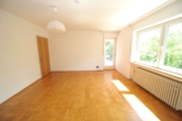 Wohnzimmer - Sanierungsbedürftigtes großzügiges Einfamilienhaus mit traumhaften Garten!