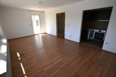 Wohnzimmer mit Küche - Ideal für Singles oder Pendler – Apartment nahe Bahnhof Mertingen