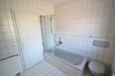Badezimmer - Helle Erdgeschosswohnung in zentraler Lage – ideal für Investoren!
