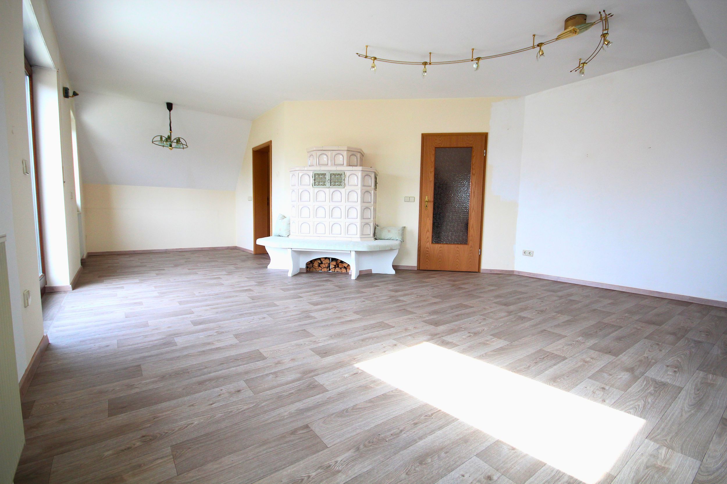 Leerer Wohnraum mit Kamin