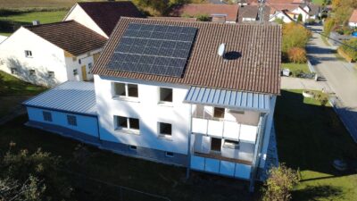 Ländliche Ruhe trifft Wohnkomfort – kernsanierte 3-ZKB-Ergeschosswohnung mit A+ Standard, 86678 Ehingen, Apartment