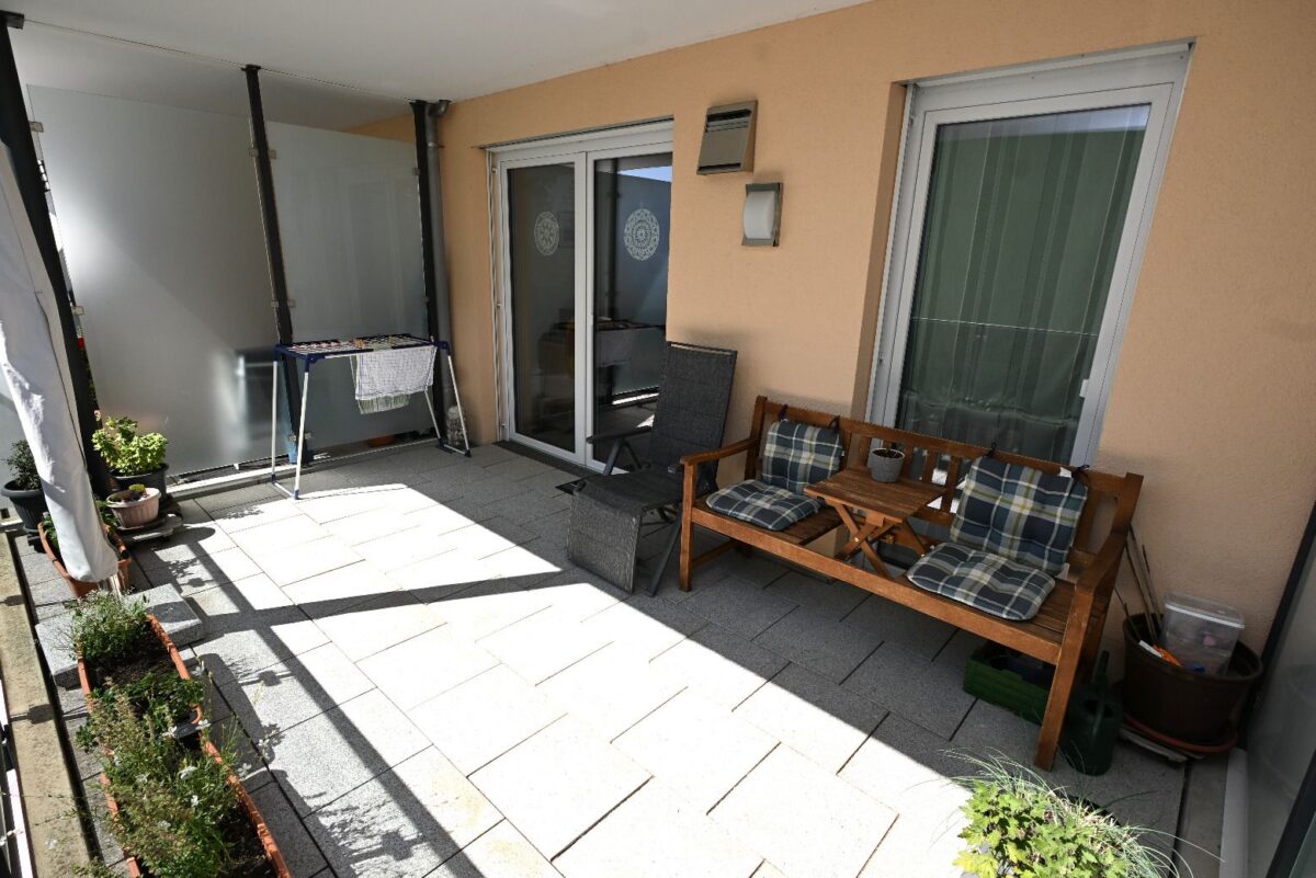 Sonniger Balkon mit Möbeln