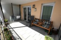 Sonniger Balkon mit Möbeln