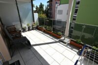 Sonniger Balkon mit Pflanzen