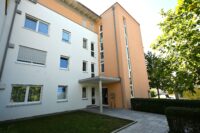 Wohngebäude mit Eingang
