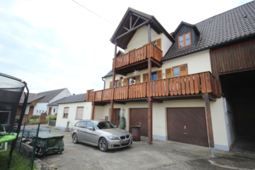 Wohnen mit Eigenheim-Charakter in ruhiger Lage – 5 ZKB, Dachterrasse, Garten und Balkone, 86647 Buttenwiesen, Maisonettewohnung