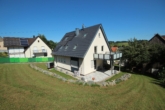 Gartenansicht - Helle, moderne Wohnung mit Südbalkon, Gartenanteil und effizienter Energietechnik
