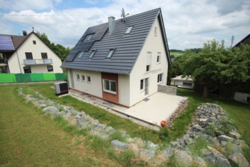 Helle, moderne Wohnung mit Südbalkon, Gartenanteil und effizienter Energietechnik, 86502 Laugna, Dachgeschosswohnung