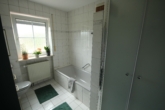 Bad - Sonnige 3-ZKB-Dachgeschosswohnung mit Süd-Balkon und Stellplatz – ideal für Paare!