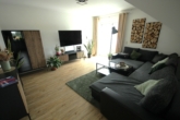 Wohnzimmer - Sonnige 3-ZKB-Dachgeschosswohnung mit Süd-Balkon und Stellplatz – ideal für Paare!