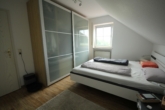 Schlafzimmer - Sonnige 3-ZKB-Dachgeschosswohnung mit Süd-Balkon und Stellplatz – ideal für Paare!