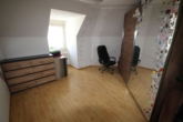 Schlafzimmer - Freundliche Dachgeschosswohnung mit Dachspitz – ideal für Investoren!
