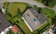Luftaufnahme - Großzügiges Zweifamilienhaus mit vielfältigen Möglichkeiten!