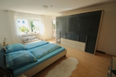 Schlafzimmer Obergeschoss - Ein Haus zum Wohlfühlen: Großzügig geschnitten, ruhig gelegen und doch ganz nah am Stadgeschehen.