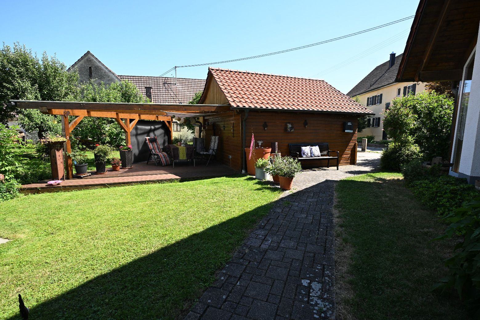 Garten mit Sitzmöglichkeit